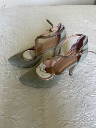 Zapatos de fiesta ante verde agua y oro