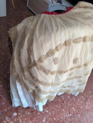Manteletas Falleras Doradas y Rojas