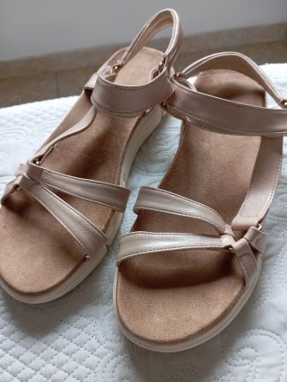 Sandalias Buonarotti Tiras y Velcro Beige