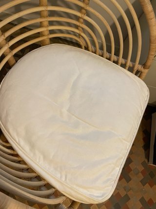 Sillón ratán natural con cojín blanco