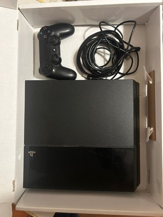 PS4 (PlayStation 4) Negra + Mando y Cables