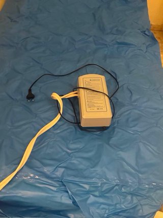 Cama eléctrica de madera y metal mas silla ducha
