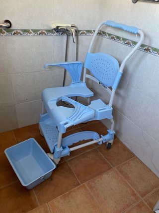 Cama eléctrica de madera y metal mas silla ducha