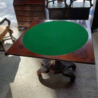 Mesa de cartas antigua de madera