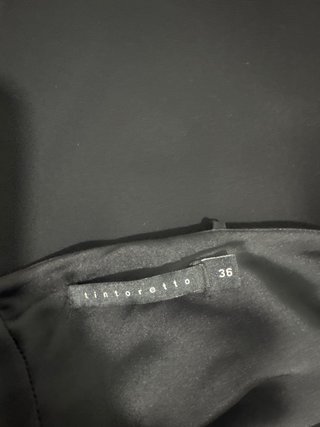 Vestido negro con tirantes cruzados