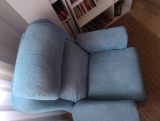 Sillón cómodo azul de tela