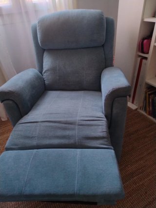 Sillón cómodo azul de tela
