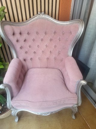 Precioso sillón de tela y madera