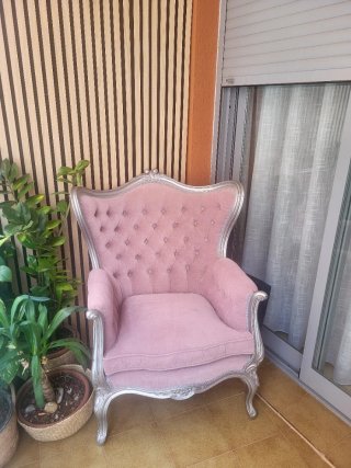 Precioso sillón de tela y madera