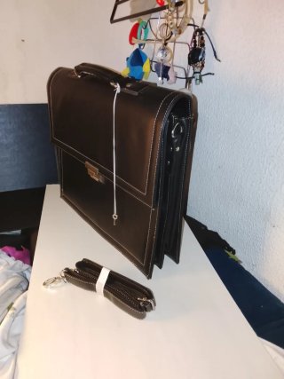 Maletín de piel negro con llave