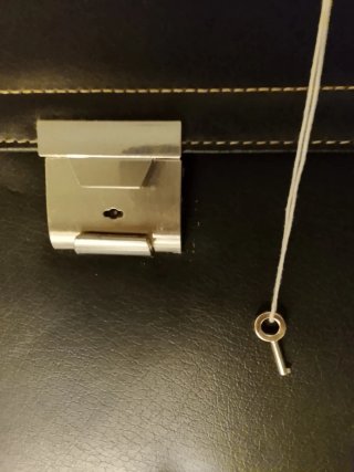Maletín de piel negro con llave