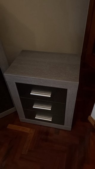 Muebles de dormitorio: cómoda, mesitas y espejo.