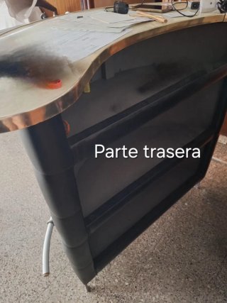 Barra de bar negra con taburetes