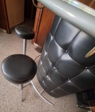Barra de bar negra con taburetes