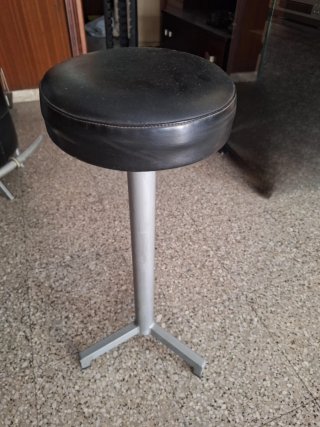 Barra de bar negra con taburetes