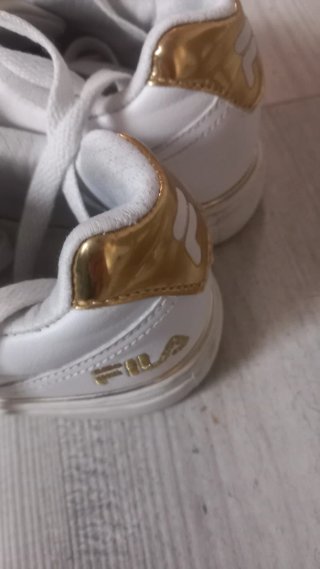 Zapatillas blancas niña con detalles dorados
