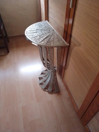 Mesita auxiliar de metal plateado