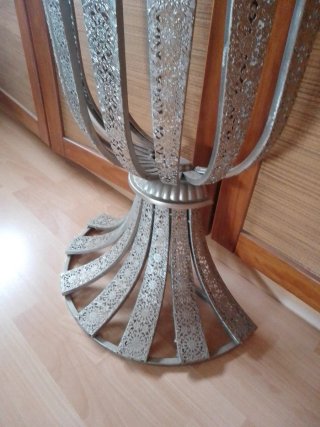 Mesita auxiliar de metal plateado