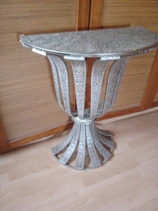 Mesita auxiliar de metal plateado