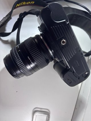 Cámara analógica Nikon F-601 con objetivo Nikkor