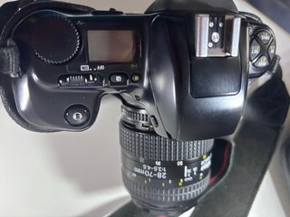 Cámara analógica Nikon F-601 con objetivo Nikkor