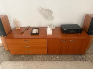 Mueble de madera marrón