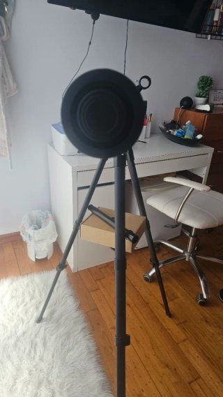 Telescopio negro con trípode