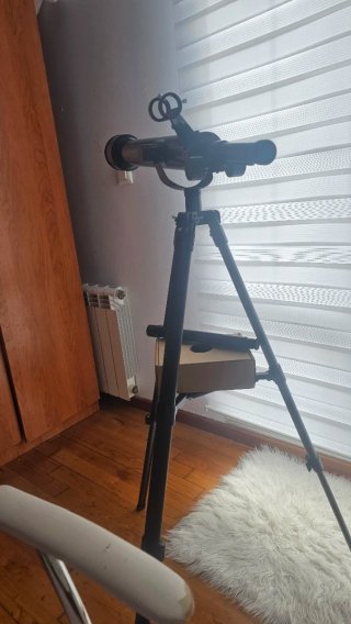 Telescopio negro con trípode