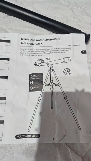 Telescopio negro con trípode