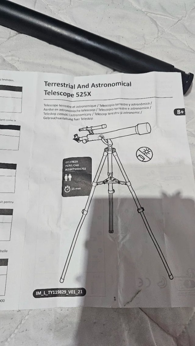 Telescopio negro con trípode