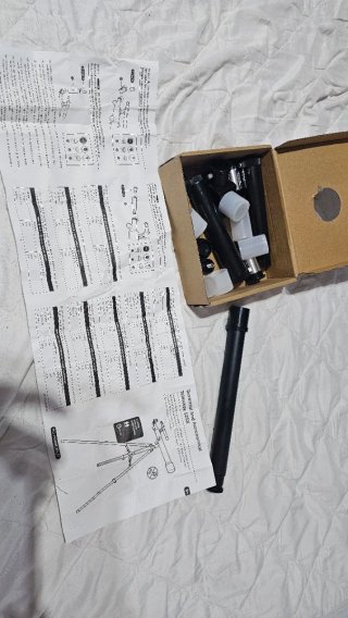 Telescopio negro con trípode