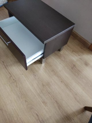 Mueble auxiliar Wengue con patas metálicas