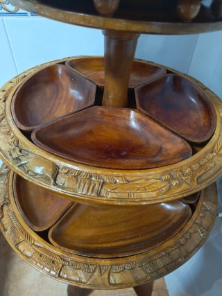 Frutero antiguo de madera tallada