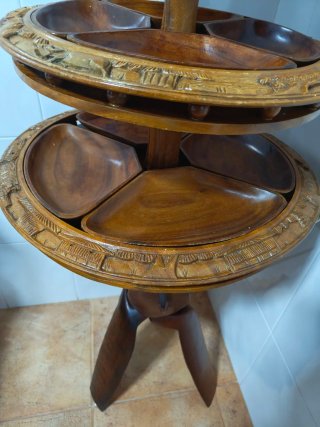 Frutero antiguo de madera tallada