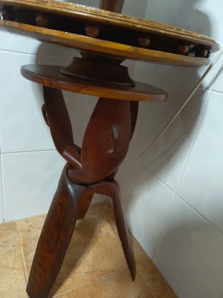 Frutero antiguo de madera tallada