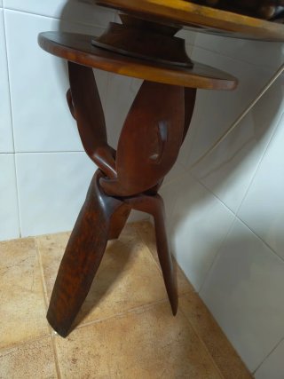 Frutero antiguo de madera tallada