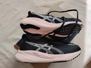 Zapatillas Asics Negras y Rosas