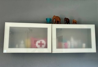 Mueble de almacenamiento blanco y madera