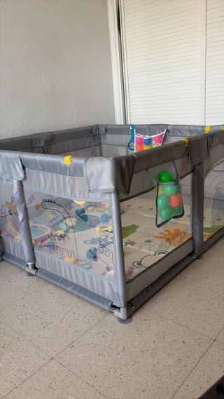 Parque infantil sin estrenar, es igual a este.