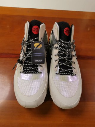 Zapatillas deportivas blancas y negras