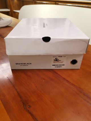 Zapatillas deportivas blancas y negras