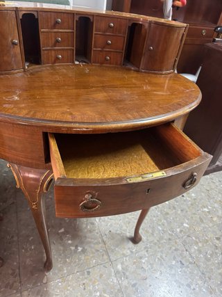 Escritorio antiguo de madera con cajones