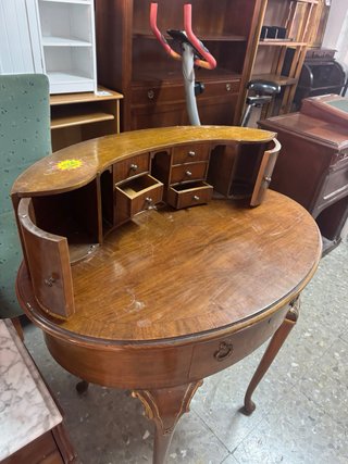 Escritorio antiguo de madera con cajones