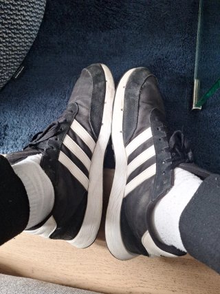 Zapatillas Adidas Negras y Blancas