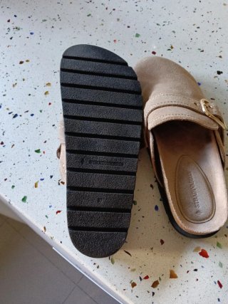 Zuecos beige con hebilla dorada