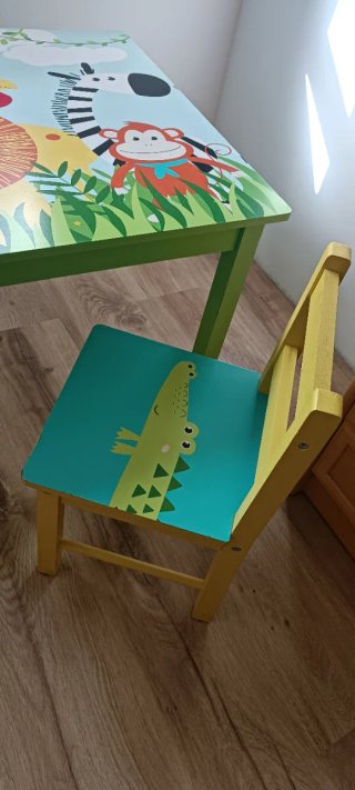 Mesa y 2 sillas infantiles