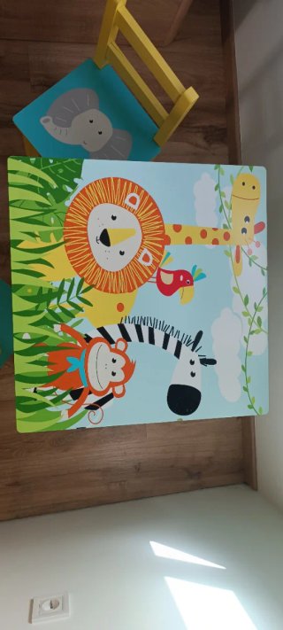 Mesa y 2 sillas infantiles