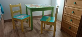 Mesa y 2 sillas infantiles