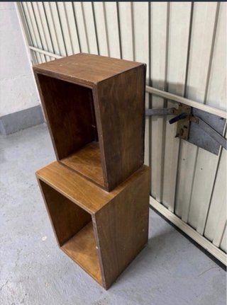 Cubos de madera marrón