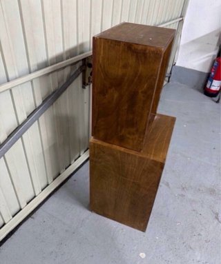 Cubos de madera marrón